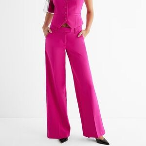 Express Women’s Editor Mid Rise Relaxed Trouser
Pant